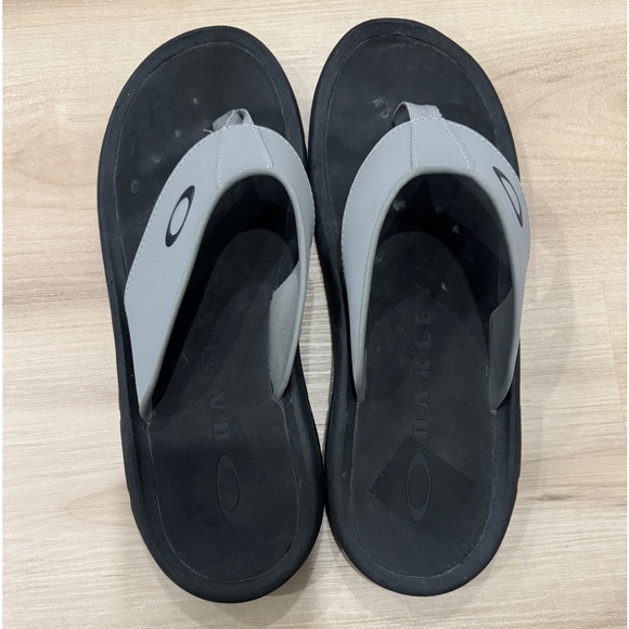 Men’s Oakley size 11 Thong sandals grey and black like new Super Coil 2.0 - Picture 2 of 5